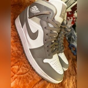Air Jordan 1 Mid       Linen / College Grey